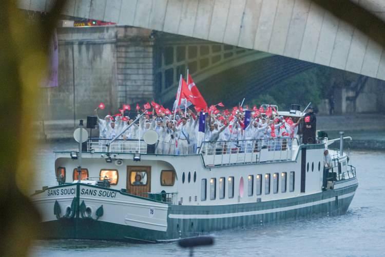 <p>Sporcuların organizasyonda giydiği kıyafetler sosyal medyada gündem oldu.</p>
