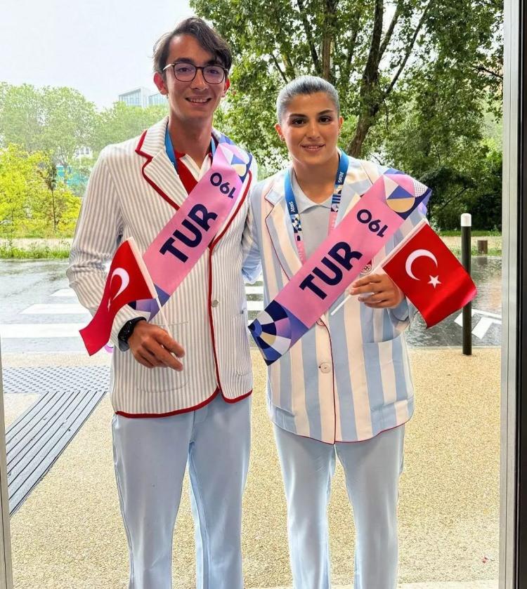 <p>Türkiye Milli Olimpiyat Takımı’nın kıyafet dizaynında, “<em>Yahudi soykırımı</em>” sürecinde Nazi kamplarında giydirilen kıyafetlerden ilham alındığına dair yorumlar yapıldı.</p>
