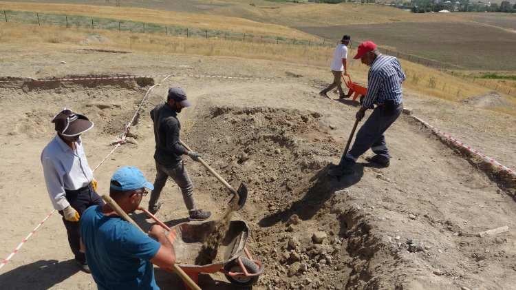 <p>Van'ın Gürpınar ilçesinde tarihe ışık tutacak önemli kalıntılar gün yüzüne çıkarılmaya devam ediyor. Çavuştepe Kalesi’nde bu sene başlatılan kazı çalışmaları sırasında Urartuların ölü gömme geleneğine ışık tutacak bir tarihi keşif yapıldı. </p>
