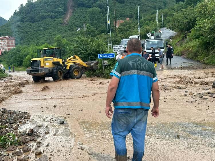 <p>Sağanak nedeniyle cadde ve sokaklar göle döndü, bazı ev ile iş yerlerini su bastı. Bazı noktaları göle dönen Karadeniz Sahil Yolu'nda kalan araçlar, uzun kuyruklar oluşturdu.</p>
