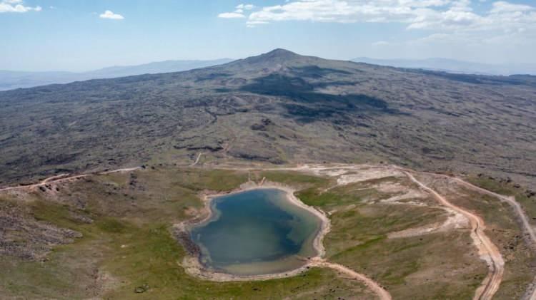 <p>Tendürek volkanı Van-Ağrı il sınırında yer almakta olup kalkan tipi bir volkandır. Ağrı dağının güneybatısında yaklaşık 600km²’lik bir alan kaplamaktadır. Doğuda hemen İran sınırında yükselmektedir. En yakın yerleşim merkezi volkanın güneyinde bulunan Çaldıran, kuzeybatısında bulunan Diyadin ve kuzeydoğuda bulunan Doğubeyazıt ilçeleridir. Tendürek volkanı yayvan bir topografyaya sahip olup zirvesi 3533m yüksekliğindedir. Volkanın zirvesinde bir krater bulunmaktadır. Zirve kraterinin hemen doğusunda içerisinde küçük de bir gölü olan Küçük Tendürek krateri (3291m) bulunmaktadır.</p>
