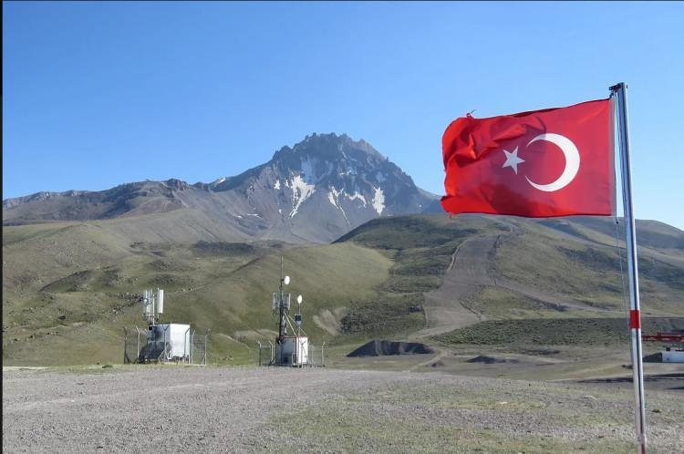 <p>Erciyes Dağı, 3.916 m yükseklikle İç Anadolu'nun en yüksek zirvesidir ve Orta Anadolu Volkanik Bölgesi'nin (OAVB) doğusunda yer alır. Bu stratovolkan erozyona uğramıştır ve doğu kanadında atnalı şeklinde bir çöküntü alanı bulunur. Stratovolkanı çevreleyen çok sayıda koni ve dom, volkanın etrafında yayılır ve volkanın yamaçlarından uzaklara kadar bugün yoğun nüfuslu olan bölgelere kadar ulaşır. Hızla büyüyen Kayseri şehri, Erciyes'in 20 km kuzeyinde bulunmaktadır.</p>
