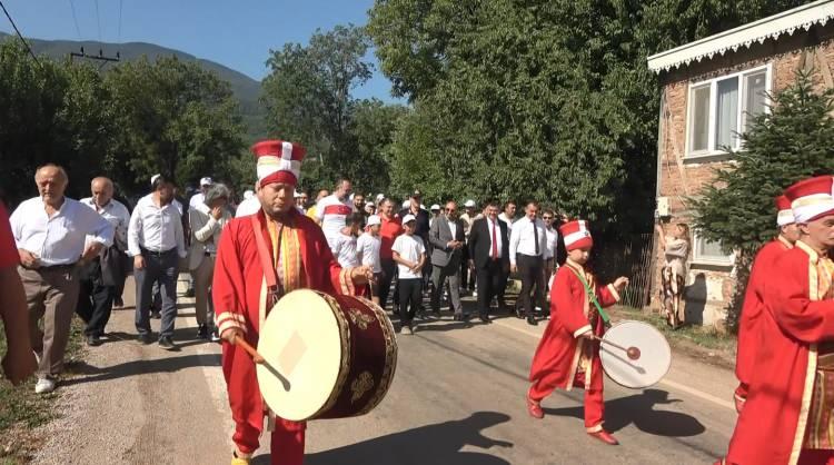 <p>Bursa’nın Kestel ilçesine bağlı kırsal Kozluören Mahallesi'nde yapılan, geçmişi Osmanlı dönemlerine dayanan ve ‘Kadınların 1 günlük saltanatı’ olarak değerlendirilen, şenlikler bu yıl coşkulu şekilde kutlandı. 'Kozluören Yağlı Güreş ve Kadınlar Günü Pilav Şenliği' kapsamında sabah saatlerinde, çocuklar hariç tüm erkekleri, mehter takımı eşliğinde mahallenin dışına gönderen kadınlar, yönetimi ele geçirdi. </p>