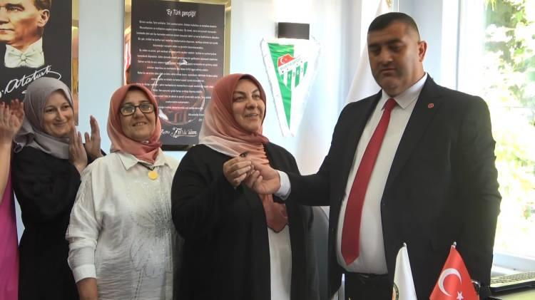 <p>Mahallenin Osmanlı köyü olduğunu belirten Çalışkan, <em><strong>"Abdal Mehmet Dede tarafından kurulmuş. Atalarımızdan geliyor, bu adetimiz. Savaş zamanında dedelerimiz savaşa gittiğinde köyde kadınlara idareyi verirlermiş. Onlar da savaşta ihtiyaç olan gıda malzemelerini temin ederler</strong></em>miş. O şekilde bir gelenek oldu" diye konuştu.</p>
