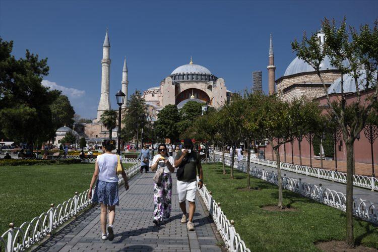 <p>Ayasofya-i Kebir Cami-i Şerifi'ne ülkenin dört bir yanından gelenler olduğu gibi dünyanın farklı ülkelerinden de Müslüman ve gayrimüslim ziyaretçilerin geldiğini ifade eden Aktürkoğlu, "Herkesin ilgisini çeken önemli tarihi mekanlardan bir tanesi. Ayasofya Camisi sezona göre, günlük ortalama 50 bin civarında ziyaret sayısına ulaşılıyor. Senelik ise yaklaşık 6-7 milyonu bulan ziyaretçi sayımız oluyor." diye konuştu.</p>
