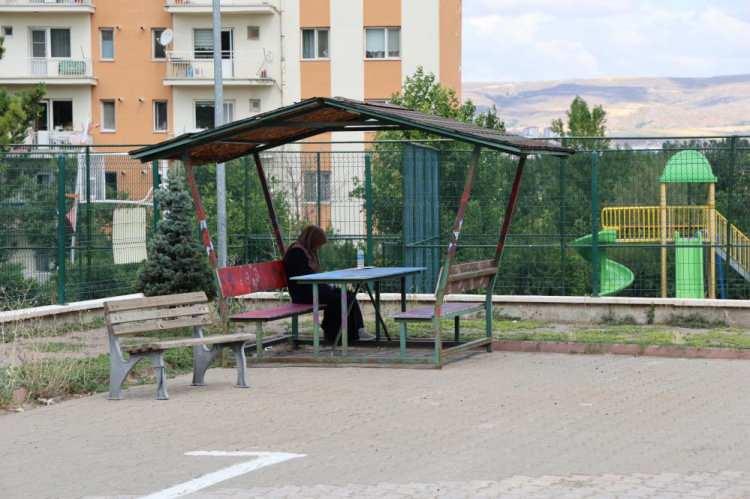 <p>Sınava giren Melike Naz Akpınar’ın babası Murat Akpınar, ÖSYM’nin öğrencilerinin hakkını iade ettiğini belirterek, “Sınavda kriz geçiren bir öğrenciden kaynaklı çocuklarımızın zaman kaybı olmuştu. Biz gerekli itirazlarda bulunduk. Bunun üzerine ÖSYM öğrencilerimizin hakkını iade etti. Bu nedenle ilgili herkese teşekkür ediyoruz. Sayı az olduğu için sınav sonuçlarının biran önce açıklanacağını düşünüyoruz. Yerleştirme noktasında nasıl bir yol izleneceğini bilmiyoruz. Öğrencilerimizin yerleştirmesi noktasında da mağduriyet yaşamamaları için destek bekliyoruz” şeklinde konuştu.</p>
