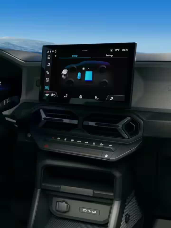 <p>Yeni Renault Duster, iyi tasarlanmış gövde oranları ve gövdenin etrafını koruyucu bir kemer gibi dolaşan doğal, çizilmeye karşı dayanıklı, kendinden renkli, büyük ölçüde geri dönüştürülmüş malzemelerle hem sağlam hem de güven veren güçlü bir kimlik ortaya koyuyor.</p>