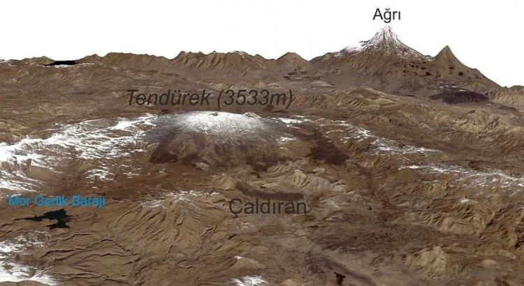 <p>Tendürek volkanının Holosen yaşlı aktivitesi tarihsel kayıtlara dayanmaktadır. Karakhanian (2002)’de Alishan (1890) dayandırdığı, 1855 yılında Doğubeyazıtın 12,5km güneyinde Topariz köyünde gaz ve kül patlamasından bahsetmektedir. Ülkemizdeki en genç volkanik patlama kaydı bu patlamadır. Halen volkan üzerinde fümerol aktiviteleri devam etmektedir.</p>
