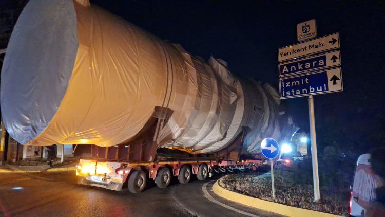 <p>Kocaeli'nin Dilovası ilçesindeki bir makine fabrikası tarafından üretilerek Belçika'da Brüksel yakınlarında kimyasal madde üretimi yapan bir firmaya satılan tank, ihraç edilmek üzere 3 gün süren yolculuğun ardından Derince ilçesindeki limana getirildi. 20 metre 50 santim uzunluğa, 5 metre 90 santim genişliğe ve 6 metre yüksekliğe sahip olan 42 ton 500 kilogram ağırlığındaki tankın taşınması sırasında hummalı bir çalışma yürütüldü.</p>
