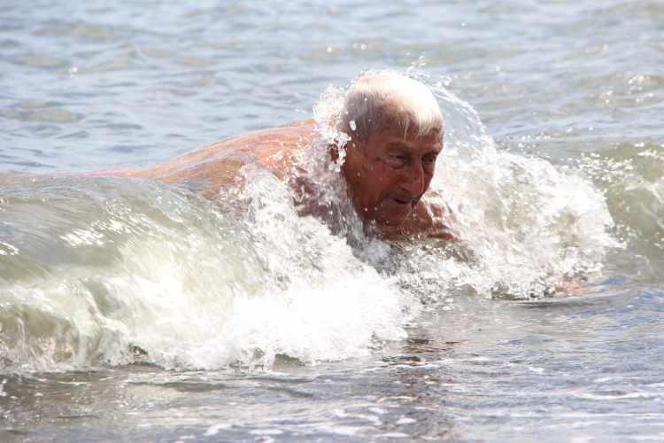 <p><strong>98 yaşındaki Halil İbrahim Demirkanlı, yıllar önce iki kez ölü sanılarak morga konmuş ama her defasında hayata geri dönmeyi başarmış.</strong></p>
