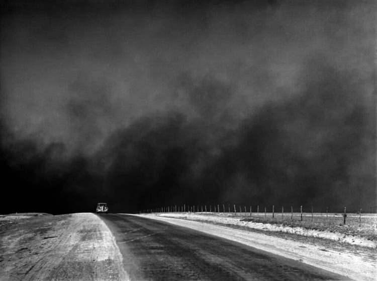 <p>Uzun yıllar boyunca, bu topraklar bol ürün vermiştir. Ancak 1930'da Great Plains, bir dizi şiddetli kuraklık dönemine girmiştir.</p>

<p> </p>
