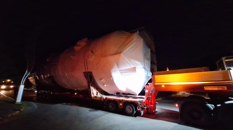 <p>KOCAELİ'nin Dilovası ilçesinde üretilen tek parça halinde 20 metre uzunluğa ve 42 ton ağırlığa sahip sıvı tankı, 3 gün süren yolculuk ile Belçika'ya ihraç edilmek üzere Derince'deki limana getirildi.</p>
