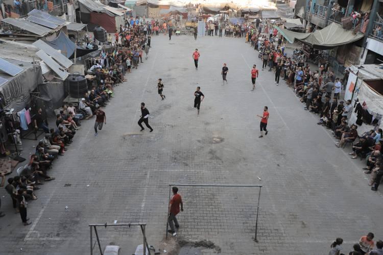 <p>Gazze Şeridi'nde İsrail saldırılarının sık sık hedefi olan Cibaliya Mülteci Kampı'ndaki Filistinliler, yıkımın ve zor şartların ortasında, dostluk maçıyla hayata tutunmaya ve yaşama ümidi bulmaya çalışıyor.</p>
