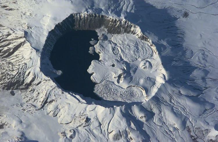 <p>Doğu Anadolu’da yer alan en özel volkanlardan bir tanesi Nemrut volkanıdır. Zirvesinde bir kalderası ve içerisinde de gölü bulunan volkan, görsel güzelliği ile bir çekim merkezidir. Doğu Anadolu’da Bitlis ili Tatvan, Güroymak ve Ahlat ilçeleri arasında yer alan Nemrut volkanı, Van Gölü’nün hemen kuzeyinde yer almaktadır. Van Gölü'nü çevreleyen ve Türkiye'nin doğu sınırına doğru uzanan bir volkan grubunun en batısında bulunur. Van Gölü'ndeki tefra tabakalarında çok sayıda Holosen dönemi püskürmesi tespit edilmiştir. Kayıtlı olan 27 Holosen dönemi püskürmesi, tarihsel patlama kayıtları, sıcak su ve fümerol aktiviteleri ile Nemrut, Türkiye'deki volkanlar arasında en aktif olanıdır.</p>
