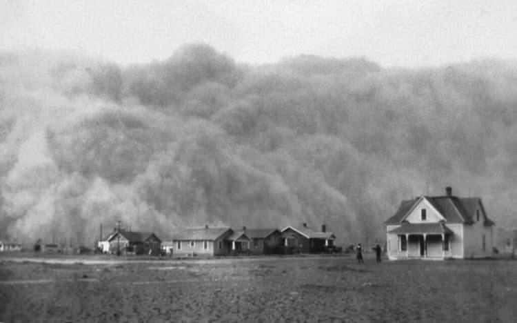 <p>Dust Bowl olarak bilinen fenomen, esas olarak 1930'larda gerçekleşmiş ve birkaç aşamadan oluşmuştur. Bu dönemde, şiddetli toz fırtınaları bozkır bölgelerinde esmiştir.</p>

<p> </p>
