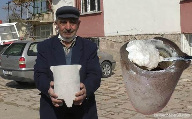 <p><strong>Taş kaba konulan yoğurdun süzülerek suyunu dışarı verdiğini ve durdukça kıvamının arttığını aktaran Yıldız, "Bunun yoğurdu çok güzel olur. Eğer kap 3 kilo yoğurt alıyorsa süzülerek 1,5 kiloya düşer. </strong></p>
