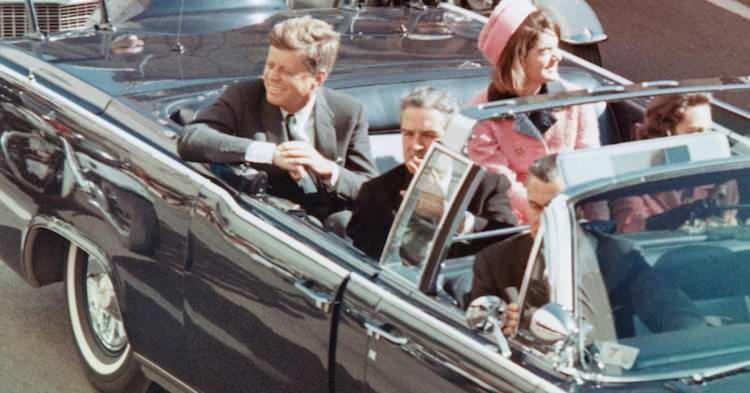 <p>Eski başkanın, 1963 yılındaki Başkan John F. Kennedy suikastına ilişkin yaklaşık 15.000 gizli belgeye ilişkin sicili farklı bir hikaye anlatıyor.</p>

<p> </p>

<p>Eski Washington Post muhabiri Jefferson Morley, '2017'de Başkan Donald Trump, [1992] JFK Kayıtları Yasası'nın tam ifşa için belirlediği 25 yıllık son tarihi kaçırdı' diye belirtti.</p>
