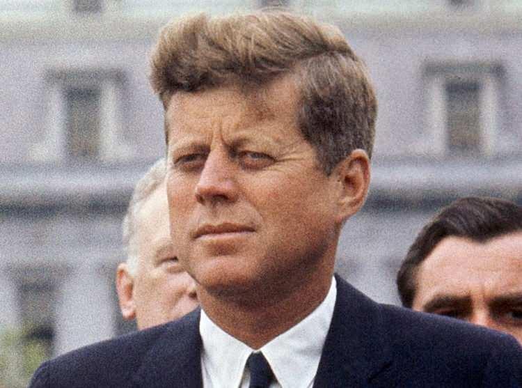 <p><span style="color:#B22222"><strong>"J.F KENNEDY UFO'LARI AÇIKLAYACAĞI İÇİN ÖLDÜRÜLDÜ"</strong></span></p>

<p> </p>

<p>Lee, yayın organına yaptığı açıklamada, <strong>'Ve ben, o dosyalarda, hem JFK'nin hem de sevgilisi Marilyn Monroe'nun, her ikisinin de bu bilginin [yani UFO'lar hakkındaki gerçeğin] kamuoyuyla paylaşılmasını istemeleri nedeniyle öldürüldüklerine dair kanıt bulunacağına inanıyorum' </strong>dedi.</p>
