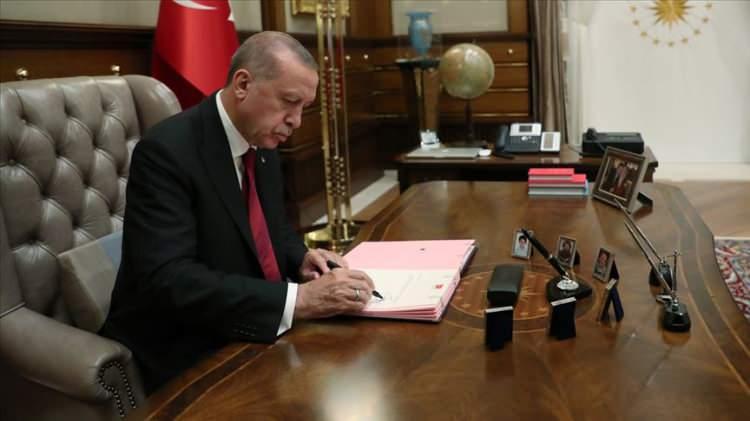 <p><em><strong>Cumhurbaşkanı Recep Tayyip Erdoğan’ın imzasıyla yayımlanan Resmi Gazete’de 11 üniversitenin rektörü değişti.</strong></em></p>
<p> </p>