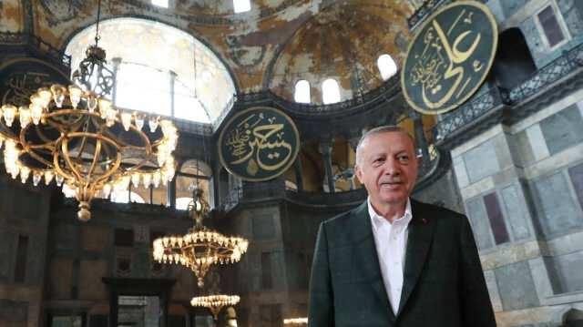 <p>Ayasofya-i Kebir Cami-i Şerifi, 24 Temmuz 2020'de 86 yıl sonra kılınan ilk cuma namazıyla Cumhurbaşkanı Recep Tayyip Erdoğan'ın da katıldığı törenle ibadete açılmıştı.</p>
