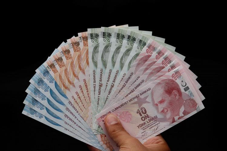 <p><strong>ZİRAAT BANKASI PROMOSYON</strong><br />
</p>
<p>SGK (Emekli Sandığı, SSK, Bağ-Kur) emekli maaşı ödemelerini Ziraat Bankası aracılığı ile alan vatandaşlar 12.000 TL'ye varan emekli promosyon ödemesi imkanından faydalanabilecek.</p>
<p>Banka promosyon ödemelerini 3 yıllık peşin yapıyor. Müşterilerinin 2022 yılına ilişkin devam eden emekli promosyon tutarlarını iade etmeden başvurularının alınabileceğini belirten banka, 2024 emekli promosyon ödemesi yapılırken önceki döneme ilişkin iade tutarlarının da sistemsel olarak mahsup edildiğini de belirtiyor.</p>
<p> </p>