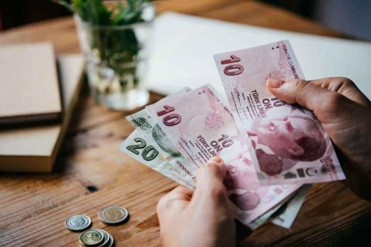 <p>Brüt Maaş Tutarı - Ödenecek Emekli Promosyon Tutarı</p>
<p>* 10.000 TL - 14.999,99 TL arası maaş alanlar için 8.000 TL<br />
* 15.000 TL - 19.999,99 TL arası maaş alanlar için 10.000 TL<br />
* 20.000 TL ve üzeri arası maaş alanlar için 12.000 TL</p>
