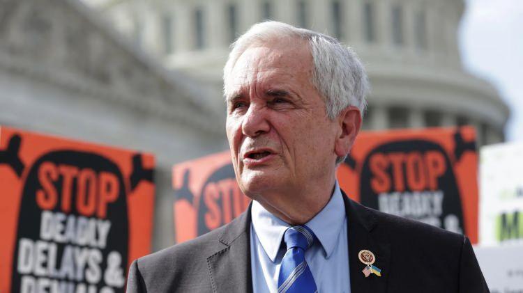 <p><span style="color:#B22222"><strong>İLK ÇAĞRI YAPILDI</strong></span></p>
<p>ABD Kongresi Temsilciler Meclisinin Demokrat Üyesi Lloyd Doggett, 2 Temmuz'da, Biden'a "başkanlık yarışından çekilmesi" çağrısında bulunarak bu çağrıyı yapan ilk Demokrat Partili Kongre üyesi olmuştu.</p>
<p> </p>
