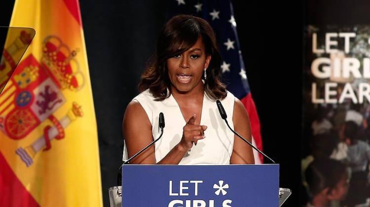 <p>Michelle Obama birçok kez adaylık yarışına katılmayacağını belirtse de Biden'ın çekileceği bir senaryoda ismi en çok tartışılacaklar arasında yer alıyordu.</p>
<p> </p>