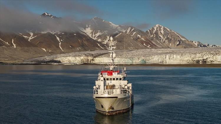 <p>Bilim insanları, yaklaşık 4 bin kilometre yol yaparak tamamladıkları sefer boyunca, 81 derece kuzey enleminde başlayan deniz buzlarını, Svalbard takımadaları ve çevresinde iklim değişikliği sebebiyle etkilenen buzulları buna bağlı olarak değişen kuzey kutup canlılarının yaşam alanlarını da gözlemledi.</p>
<p> </p>