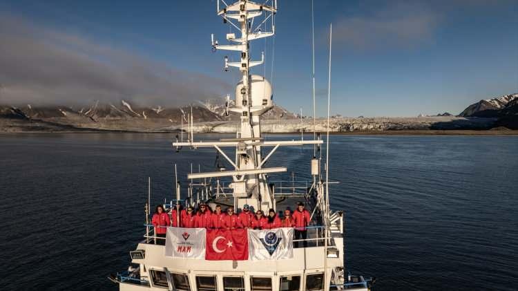<p>Arktik'te çalışırken sürekli seyir planlamasını değiştirmek gerekiyor. Çünkü günün şartlarına göre meteorolojik verilere göre hareket etmek zorunda kalıyorsunuz." diye konuştu.</p>
