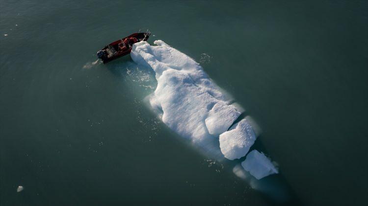 <p>Işıler, "Canlı yaşamı Svalbard takımadalarında çok önemli ve koruma altında. Geçen senelere göre bu sene daha az sayıda canlı gördüğümüzü söyleyebiliriz.</p>