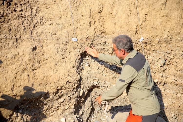 <p><em><strong>"2025 yılının sonuna kadar Türkiye'nin tüm aktif, diri fay hatlarının paleosismolojik haritalarını çıkarmış olacağız ve bu bütün kamuoyuyla paylaşılacak. Sanayi ve Teknoloji Bakanı'mız Mehmet Fatih Kacır başkanlığında yapılan bir toplantıyla AFAD başkanımızın, MTA başkanımızın, genel müdürümüzün katılımıyla, ilk defa kamunun karar vericileri bir araya geldi. </strong></em></p>