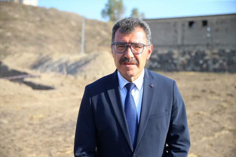 <p>Dokuz Eylül Üniversitesi (DEÜ) Genel Jeoloji Ana Bilim Dalı Öğretim Üyesi ve AFAD Bilimsel Destek Kurulu Üyesi Prof. Dr. Hasan Sözbilir de proje kapsamında Narlı fayı üzerinde başlattıkları çalışmada şu ana kadar 2 hendek açtıklarını belirtti.</p>

<p> </p>
