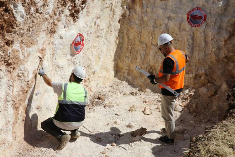 <p>Fırat Üniversitesi Mühendislik Fakültesi Jeoloji Mühendisliği Bölümü Öğretim Üyesi Ercan Aksoy da Türkiye'nin çeşitli üniversitelerinden bilim insanlarının bu proje ile bir araya gelmesinin sevindirici olduğuna işaret etti.</p>