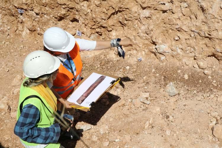 <p>Çalışmalara katılan Doktora Bursiyeri-Jeoloji Yüksek Muhendisi Büşra Yerli de mesleğin ilk yıllarında böyle bir ekibe dahil olmanın sevincini yaşadığını vurgulayarak, arazide önemli işlere imza atıldığını belirtti.</p>
<p> </p>