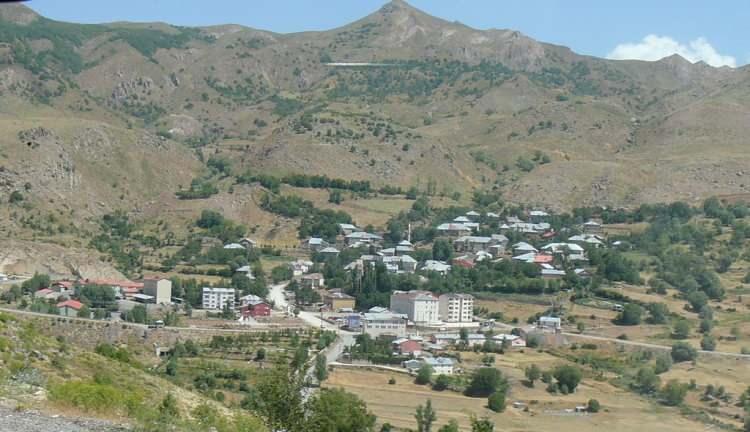 <p>Bingöl'ün bu küçük ilçesi, 2.304 kişilik nüfusuyla üçüncü sırada. Doğal güzellikleri ve huzur veren atmosferi ile biliniyor.</p>
<p> </p>