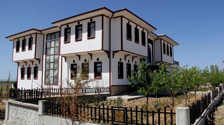 <p>Yalıhüyük, Konya ilinin sakin ilçelerinden biri olup, sadece 1.854 kişilik nüfusuyla listenin başında yer alıyor. Doğal güzellikleri ve huzurlu yaşamıyla dikkat çekiyor.</p>
<p> </p>