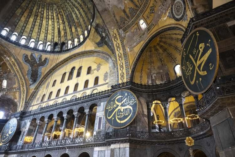 <p>24 Temmuz 2020 tarihinde, Ayasofya-i Kebir Cami-i Şerifi, Cumhurbaşkanı Recep Tayyip Erdoğan'ın da katıldığı törenle ibadete açıldı. 86 yıl sonra ilk cuma namazı bu tarihte kılınmış oldu. </p>

<p> </p>
