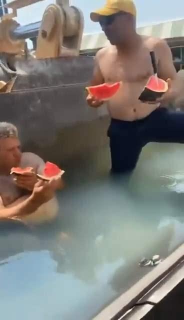 <p>Bursa'nın İznik ilçesinde sıcaktan bunalan inşaat işçileri, kepçenin küreğini havuza çevirdi. </p>