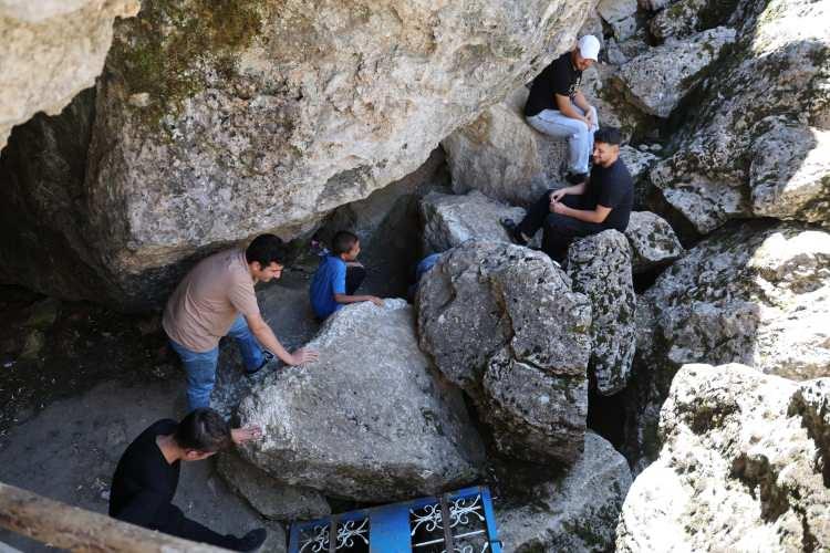 <p>Vatandaşlar, kent merkezine 11 kilometre uzaklıkta bulunan tarihi Harput Mahallesi'ndeki mağarada soluğu aldı.</p>