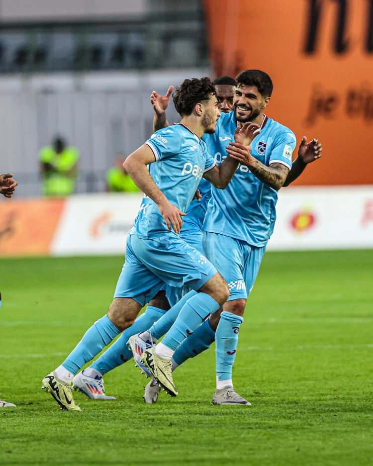 <p>Trabzonspor, UEFA Avrupa Ligi 2. eleme turu ilk maçında deplasmanda Ruzomberok'u 2-0 mağlup ederek avantajı eline geçirdi.</p>
