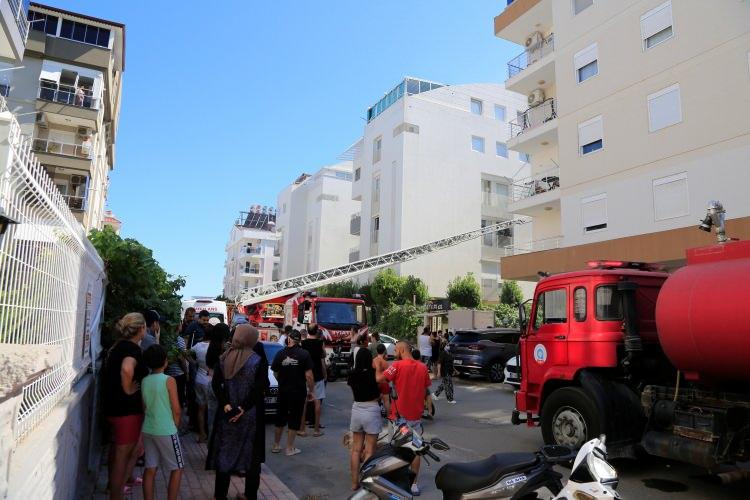 <p>Apartmandaki doğal gaz borusunun da alev almasıyla bir anda büyüyen yangın nedeniyle bina sakinleri büyük panik yaşadı. </p>
