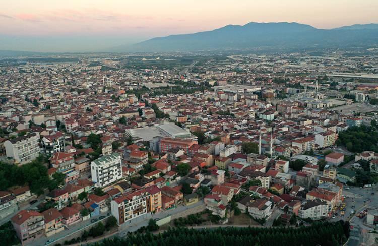 <p>Göç edenler, eskiye göre daha büyük evler tercih ederken, İstanbul ve İzmir'den göçün en temel nedeni ise deprem korkusu ve pahalılık.</p>
