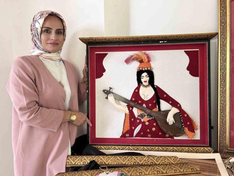 <p>Depremin vurduğu <strong>Hatay</strong>’da yaşayan el sanatları eğitmeni <strong>Çiğdem Fakı</strong>, açtığı <strong>'Dekoratif ev aksesuarları'</strong> kursuyla afetzede kadınlara keçeden üç boyutlu tablo yapımını öğretiyor. Fakı’nın asrın felaketinden kurtarmayı başardığı tabloysa kursiyerlere örnek oldu.</p>
<p> </p>