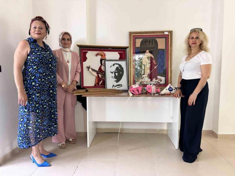 <p><span style="color:#800000"><strong>3 BOYUTLU KEÇE TABLOSU HAYATA BAĞLADI!</strong></span></p>
<p>Depremde hasar alan keçe tablosunu tamir ettirmediğini dile getiren Fakı, <strong><em>"6 Şubat depreminde ağır hasar alan atölyemde kurtarabildiğim tek ürün keçe tablomdu. Keçe tablomu da tamir ettirmedim çünkü o günün acı hatırası da olsa atölyemden bana kalan tek üründü. O yüzden keçe tablomu tamir ettirmeden benimle birlikte tekrardan yeni iş yerimde sergiliyorum. Dekoratif ev aksesuarları kursumuzun adı burada keçeden tablolar yapıyoruz. Keçe göçebe kültüründe önemli bir yeri vardır konaklamada ve barınmada daha önce hamamlarda pişirerek yapılırmış fakat günümüzde sanayide makinalarda pişirerek yapılıyor. Biz keçenin tamamını el işlemesiyle üç boyutlu tablolar halinde yapıyoruz. Kaplumbağa terbiyecisini yaptım.</em></strong></p>
<p> </p>