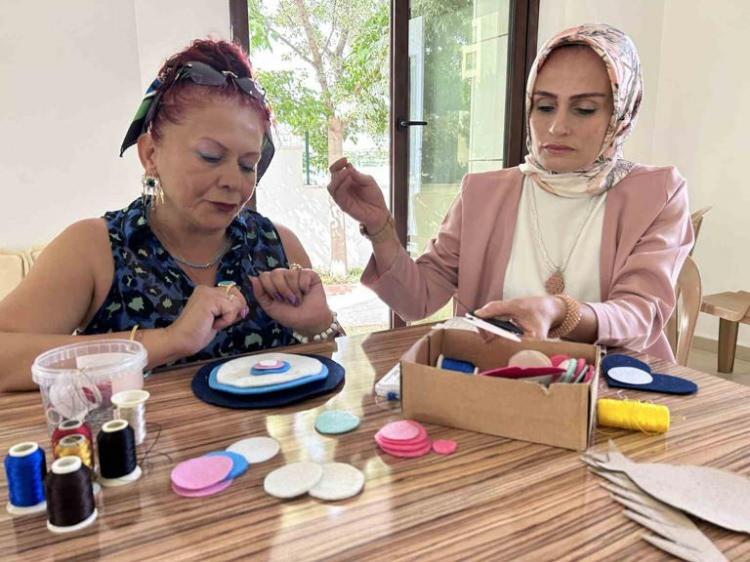 <p><strong>12 yıldır</strong> el sanatları eğitimi veren Fakı; depremzede kadınları sanatla buluşturarak, daha iyi hissetmelerini ve sosyalleşmelerini sağlıyor. Keçeler afetzede kadınların elinde adeta sanat eline dönüşüyor. Fakı’nın depremde yıkılan iş yerinden geriye kalan hasar almış tablosuysa kursiyerlere örnek oluyor.</p>
