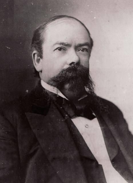 <p>Jack Daniel 1911 de bir sabah iş yerine erken geldi. Kasasını açmak istedi fakat şifreyi hatırlayamadı. Kızgınlıkla kasaya tekme attı ve ayak başparmağı yaralandı. Buradan kaptığı enfeksiyonla da öldü.</p>
