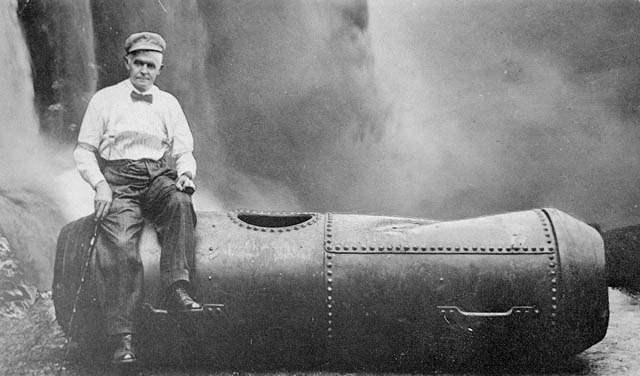 <p>Bobby Leach Niagara şelalelerinden bir fıçı içinde atlayan dünyadaki ikinci kişi. Bu atlayıştan başka ölüme meydan okuyan başka girişimleri de bulunuyor. Bu kadar cesur birisinin ölümü ise oldukça ironik. Leach, bir gün bir Yeni Zelanda sokağında yürürken bir portakal kabuğuna basınca kayarak düştü ve bacağını kırdı. Öylesine kötü bir kırıktı ki bacağın kesilmesi gerekiyordu. Cesur adam bir süre sonra kırıkta oluşan hastalıklar yüzünden öldü.</p>