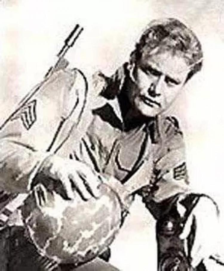 <p>Aktör Vic Morrow, Twilight Zone: The Movie filminin çekimleri sırasında özel efekt patlamalarının çekimde kullanılan helikopteri kontrolden çıkarmasıyla, helikopter pervanelerince parçalanmıştı. Korkunç olayda iki de çocuk aktör hayatını kaybetmişti.</p>

