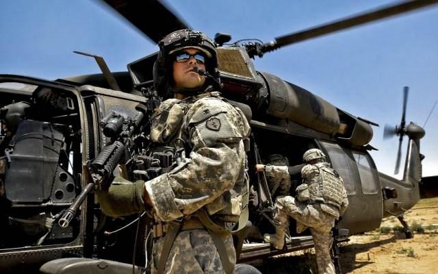<p>ABD`nin Alabama eyaletinde 25 yaşındaki bir asker, tükürme alışkanlığının kurbanı oldu. Pencerenin kenarına oturarak, tükürüğünü büyük bir tencere biçimindeki sokak lambasına isabet ettirmeye çalışan asker, dengesini kaybedip 11`inci kattan düştü.</p>
